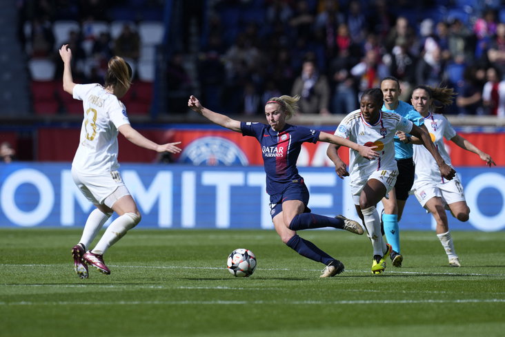 Jackie Groenen (Paris Saint-Germain) in duel met Damaris Egurrola (Olympique Lyon)