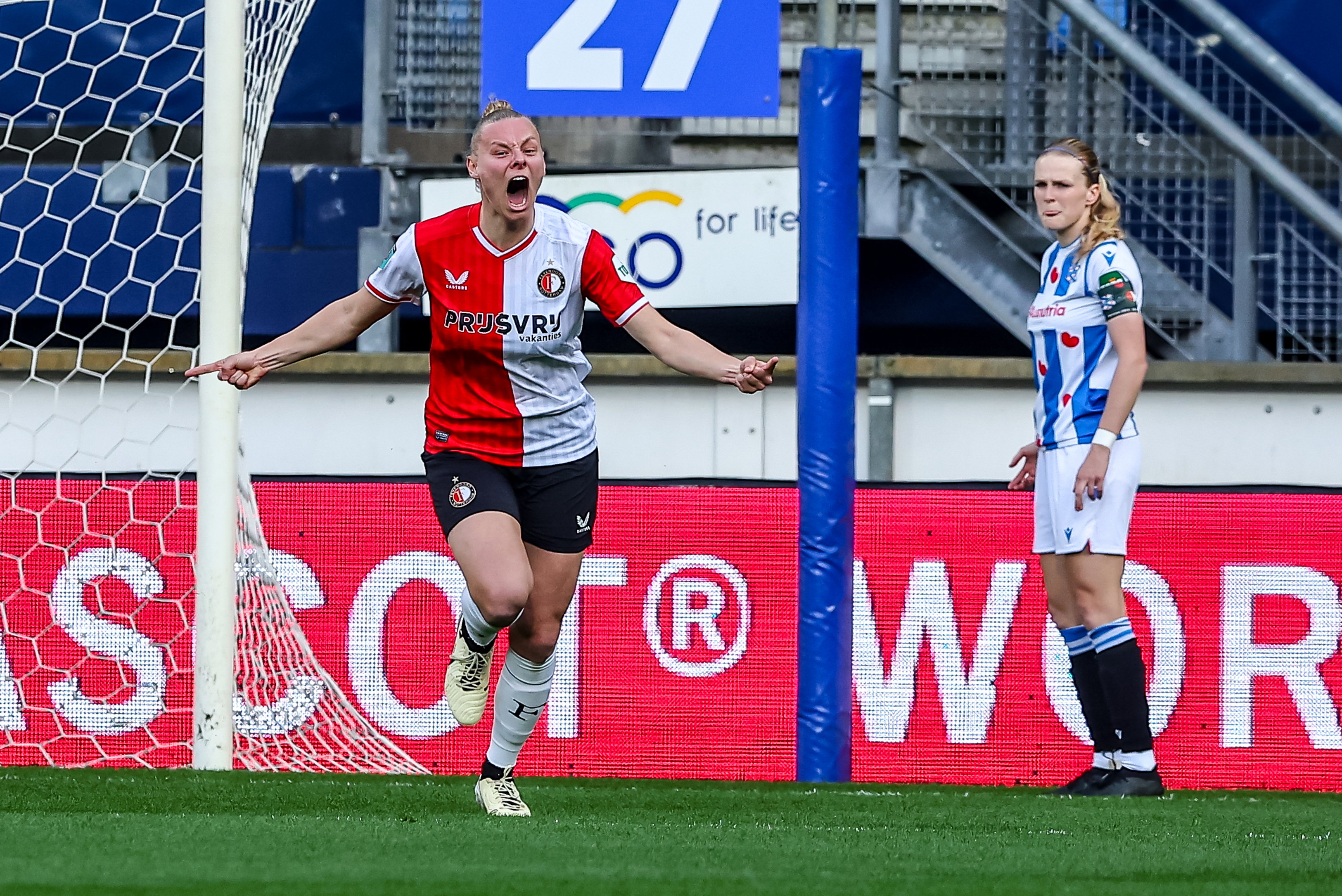 Ella Van Kerkhoven (Feyenoord) juicht na haar goal tegen SC Heerenveen