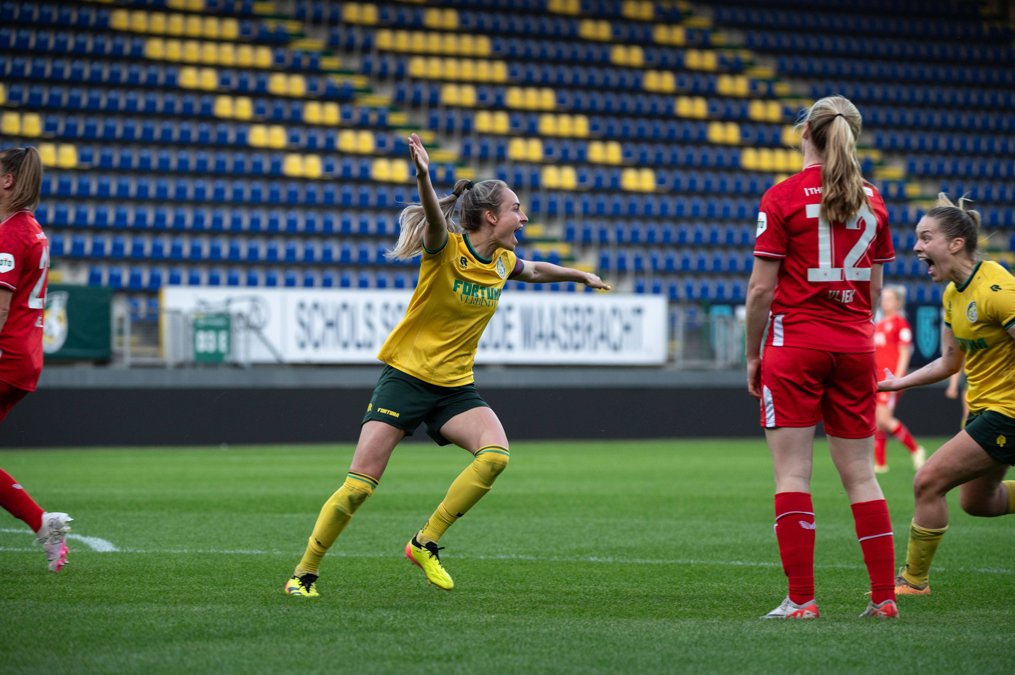 Tessa Wullaert juicht na haar goal voor Fortuna Sittard