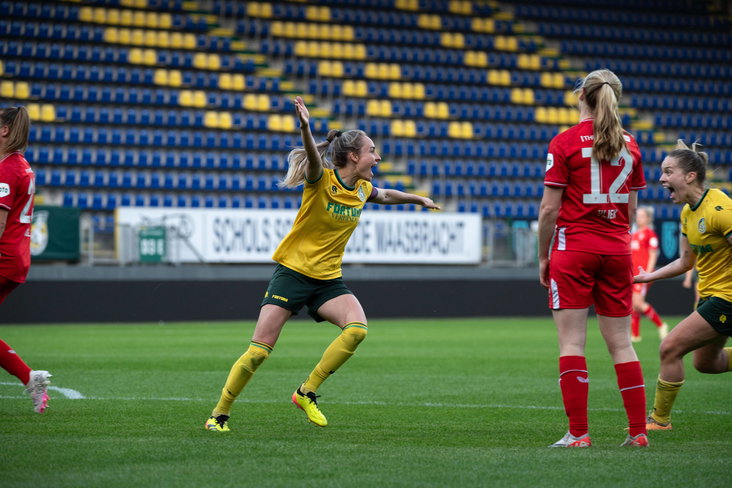 Tessa Wullaert juicht na haar goal voor Fortuna Sittard