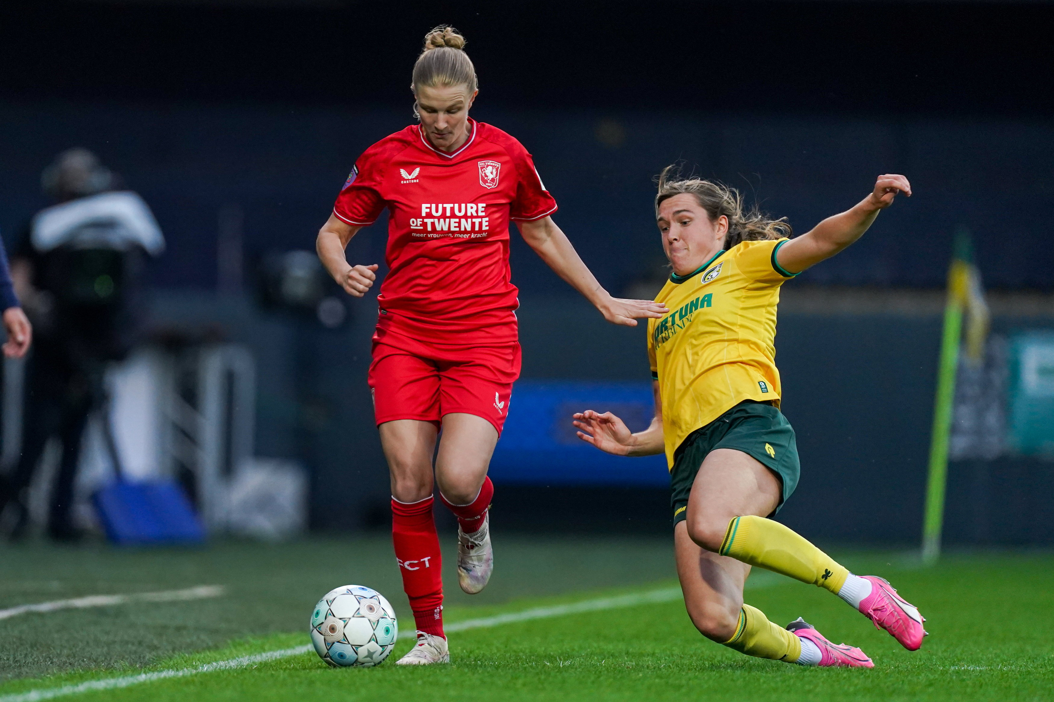 Alieke Tuin (Fortuna Sittard) zet een tackle in tegen FC Twente