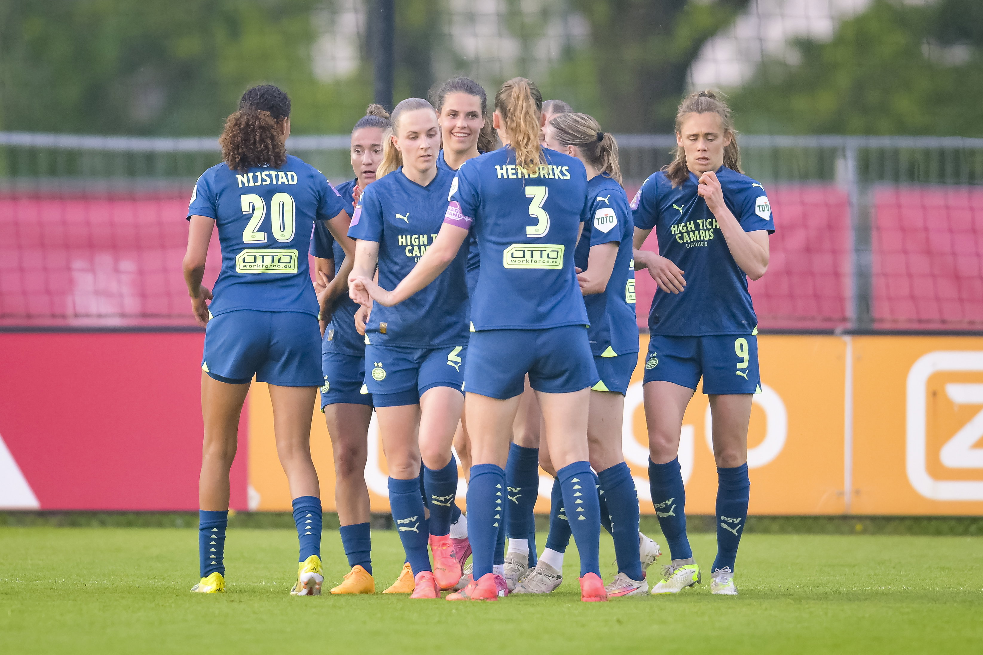 De speelsters van PSV juichen na een doelpunt
