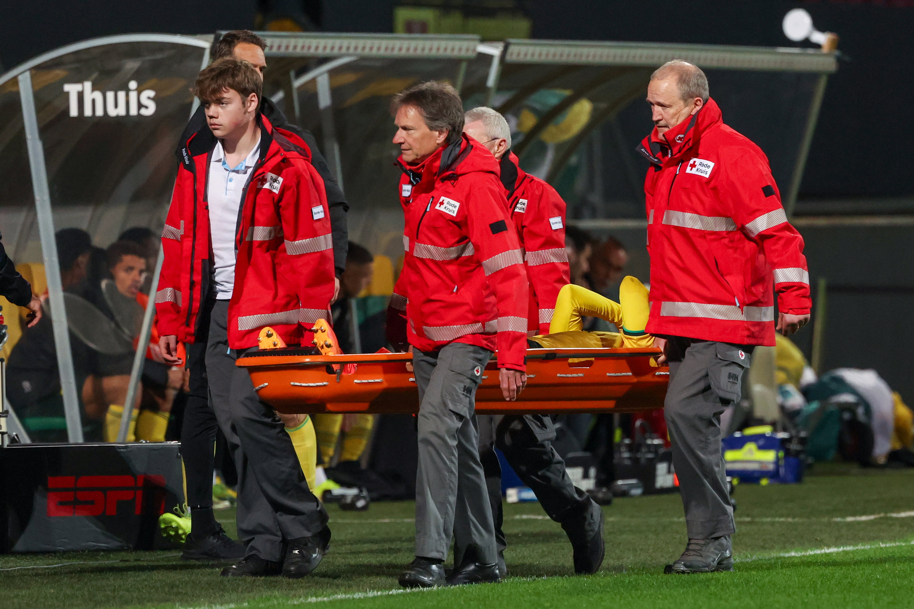 Kaj Sierhuis wordt per brancard van het veld gedragen