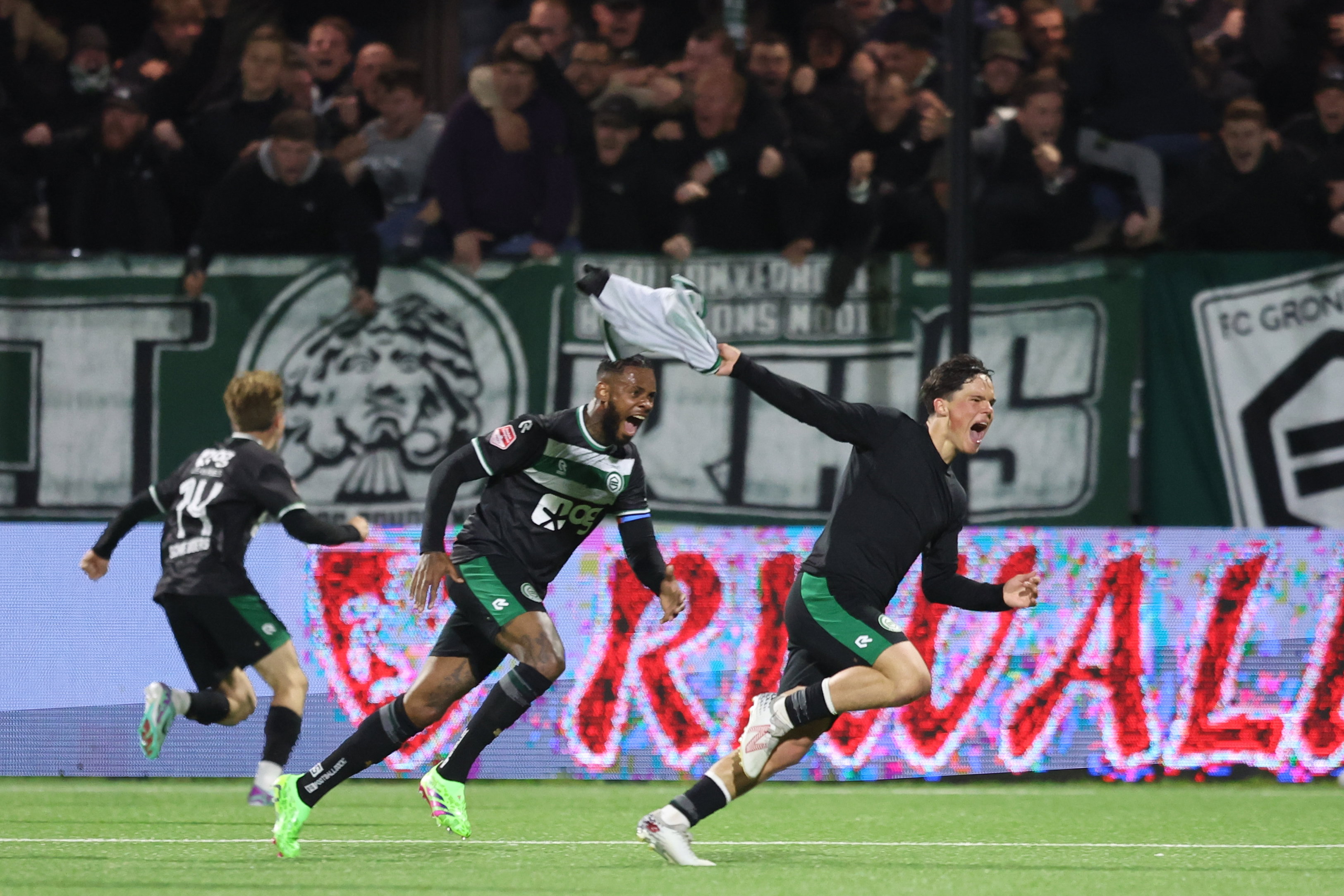 Thom van Bergen viert de 1-1 bij Telstar