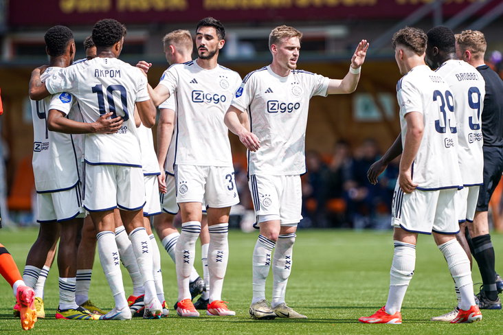 Ajax juicht na de 1-0 van Kenneth Taylor