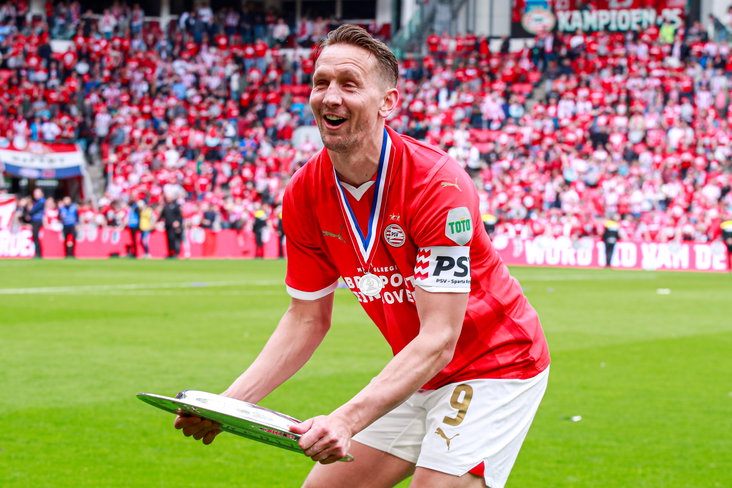 Luuk de Jong met de schaal