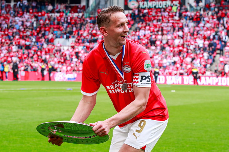 Luuk de Jong met de kampioensschaal