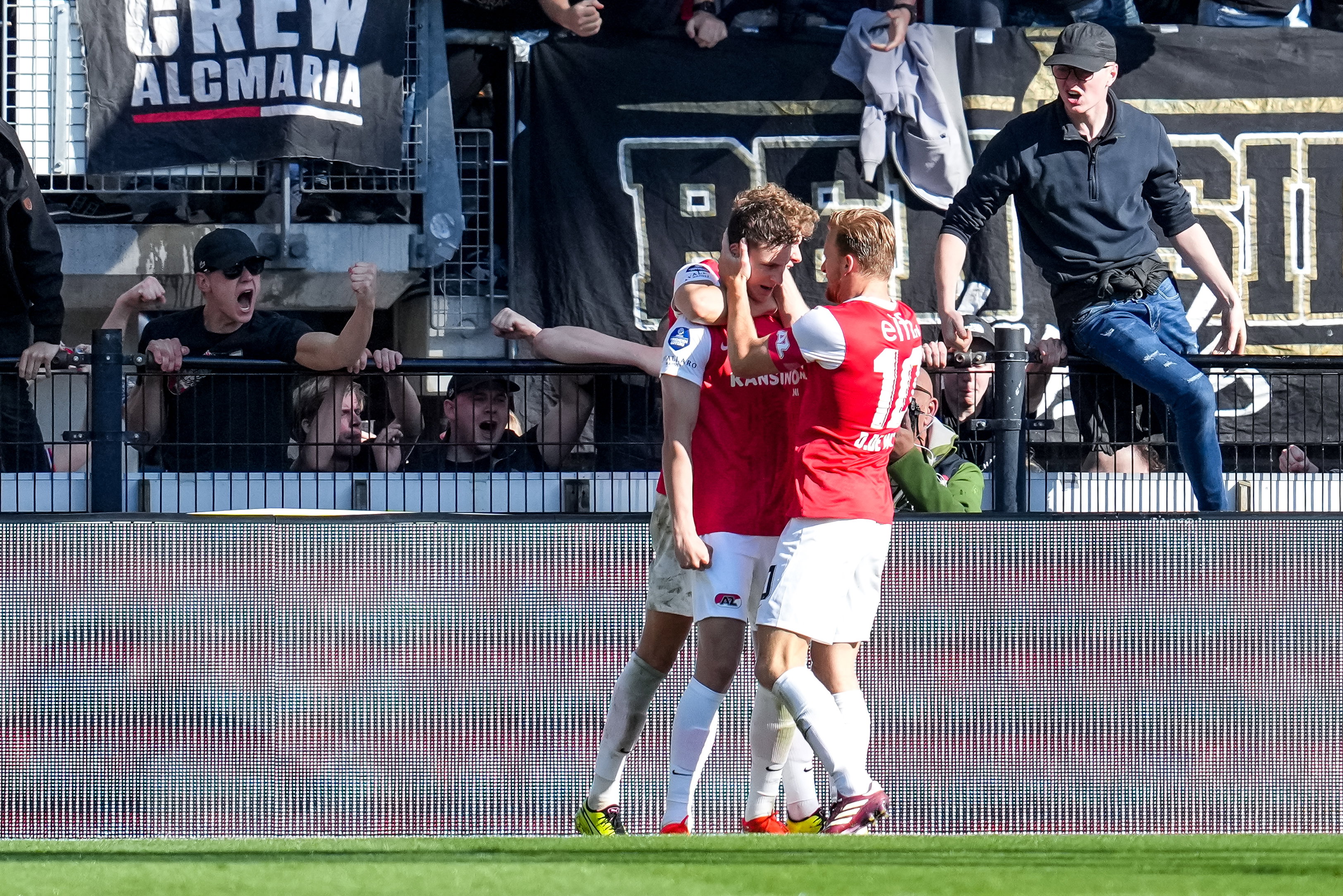 Ruben van Bommel juicht na zijn goal tegen FC Twente