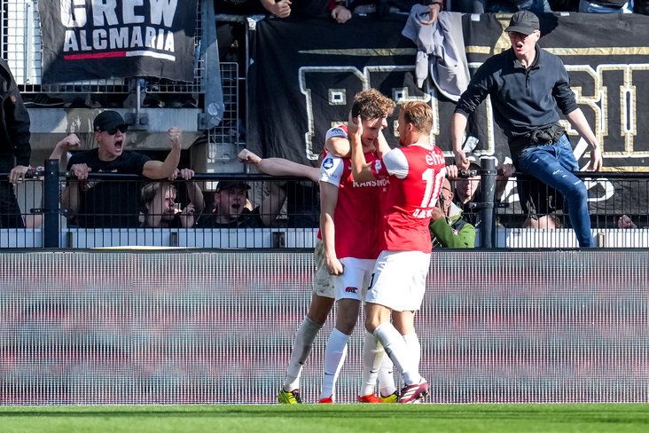Ruben van Bommel juicht na zijn goal tegen FC Twente