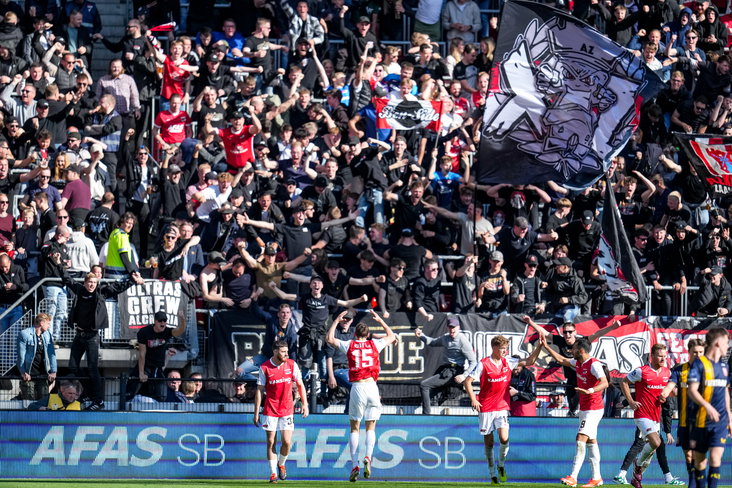 AZ juicht na goal tegen FC Twente