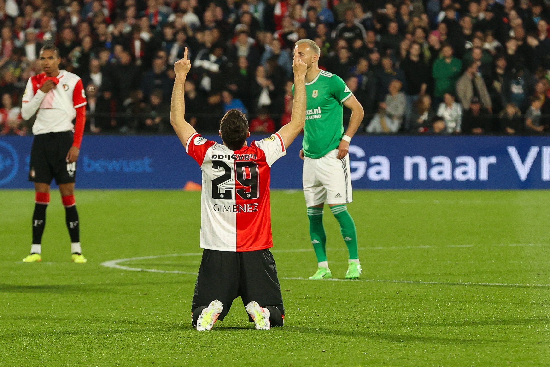 Santiago Gimenez juicht na zijn goal tegen PEC Zwolle