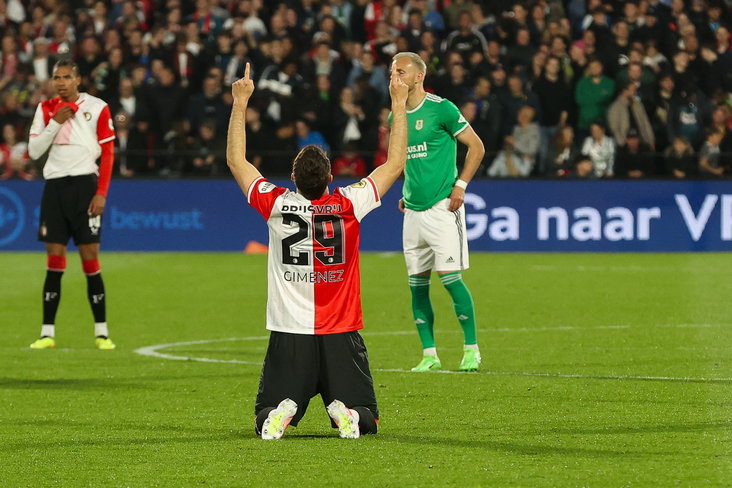 Santiago Gimenez juicht na zijn goal tegen PEC Zwolle
