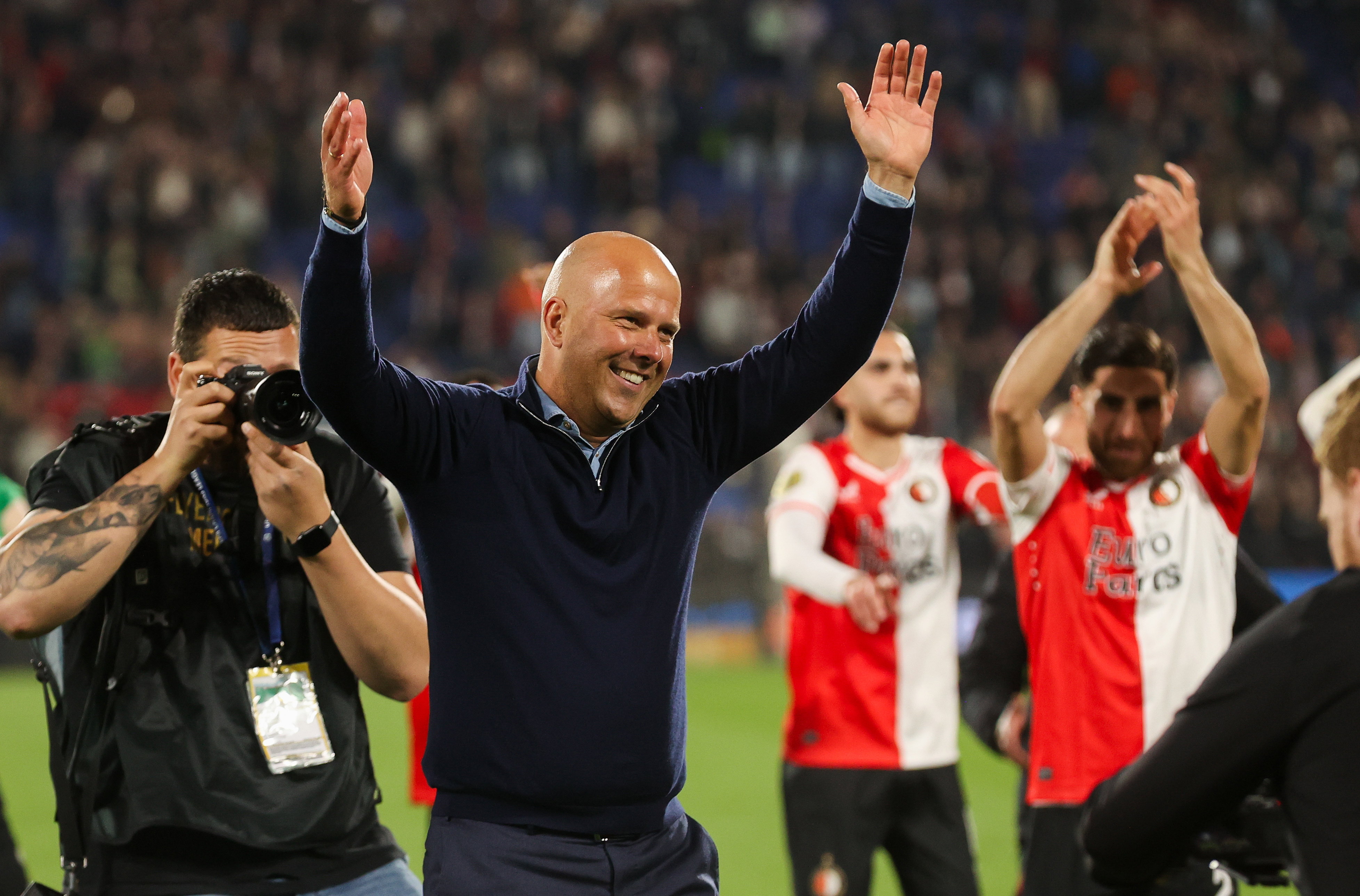 Arne Slot bedankt het Feyenoord-publiek