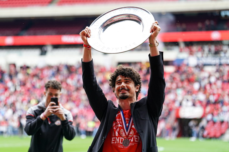 André Ramalho met de kampioensschaal
