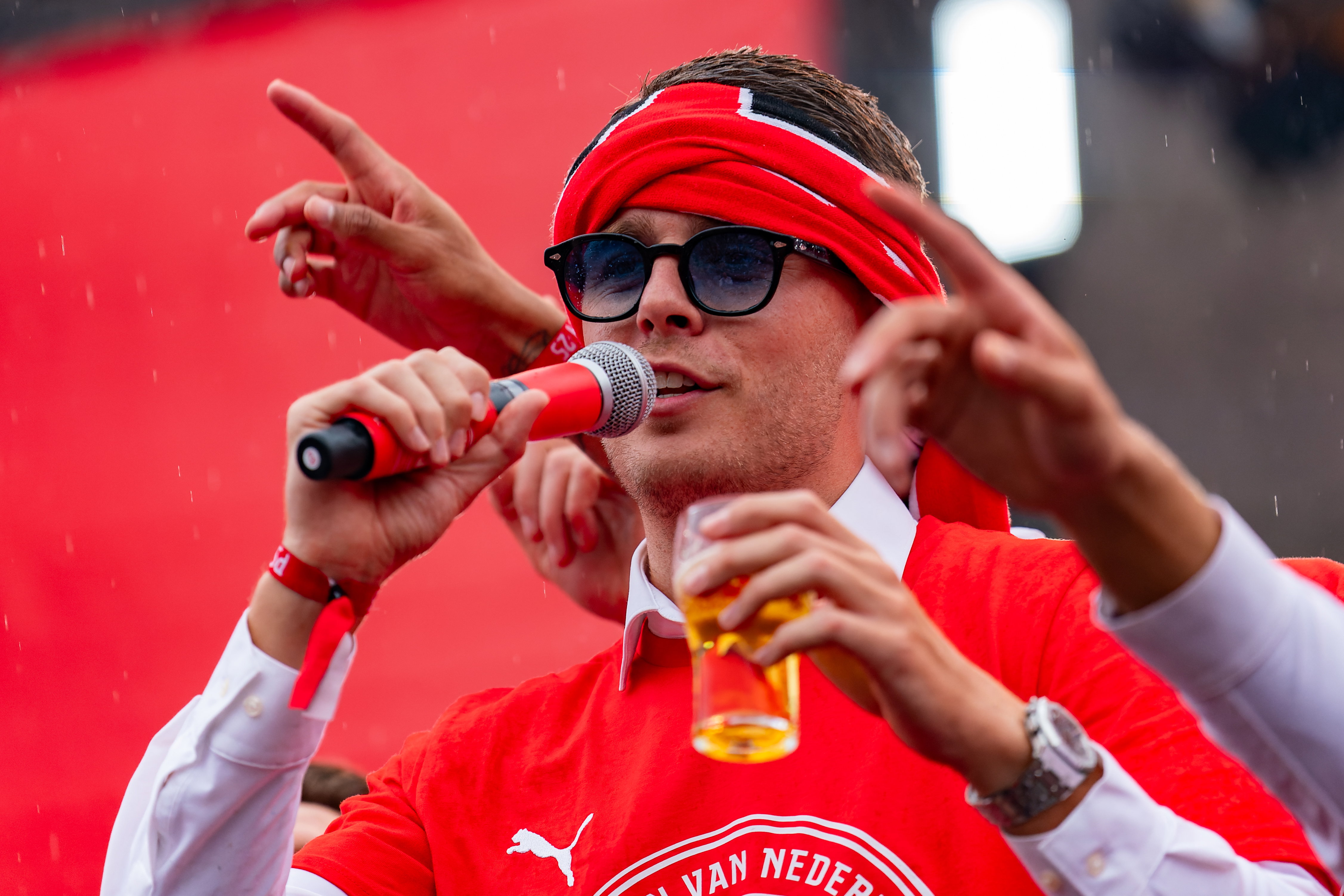 Joey Veerman met een biertje bij de huldiging van PSV