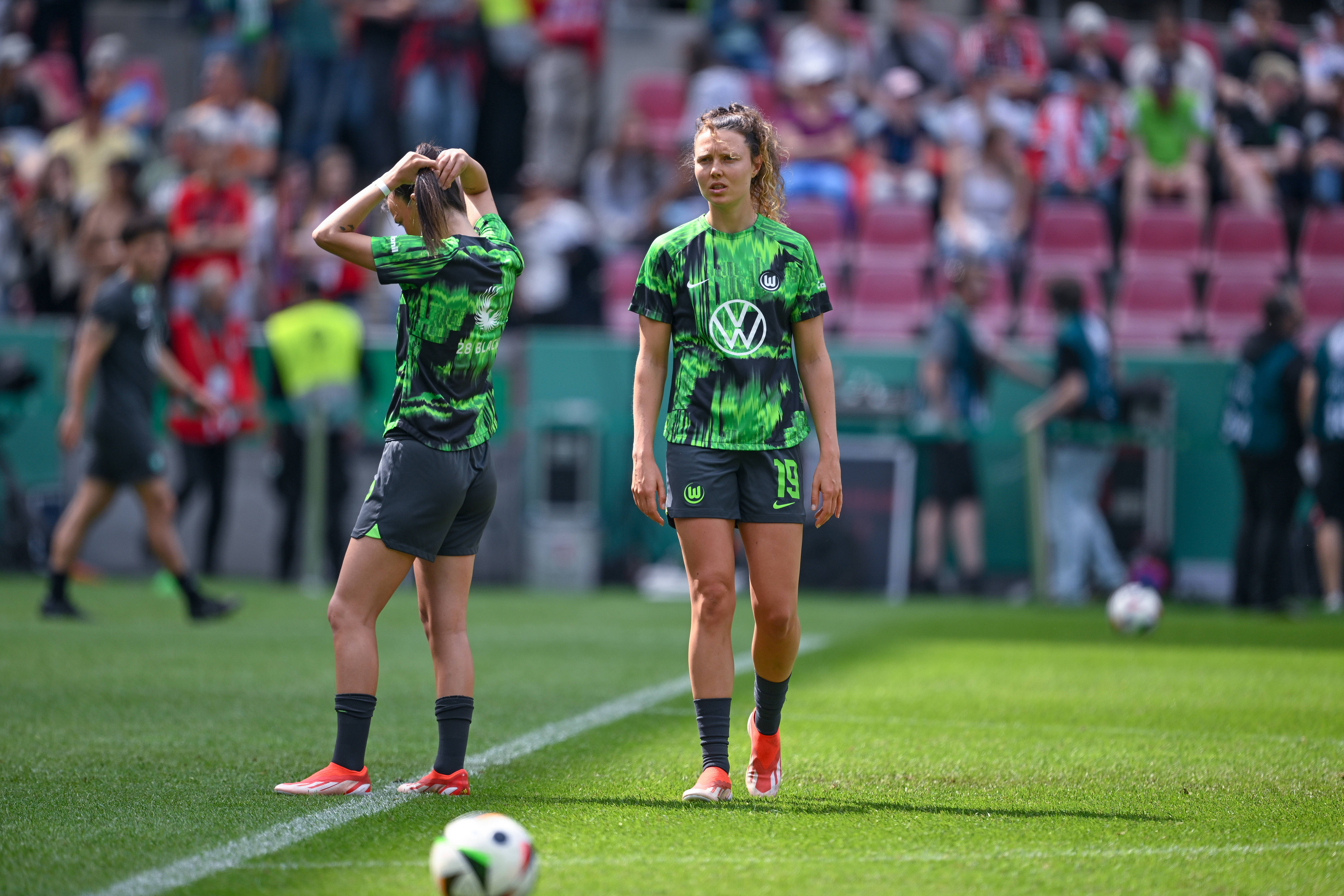 Fenna Kalma in de warming-up bij VfL Wolfsburg