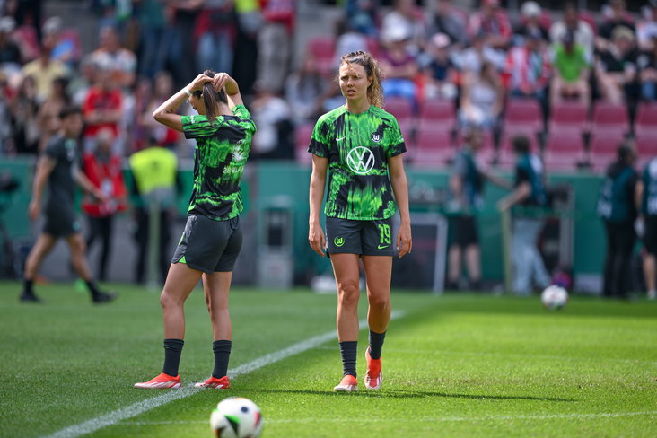 Fenna Kalma in de warming-up bij VfL Wolfsburg