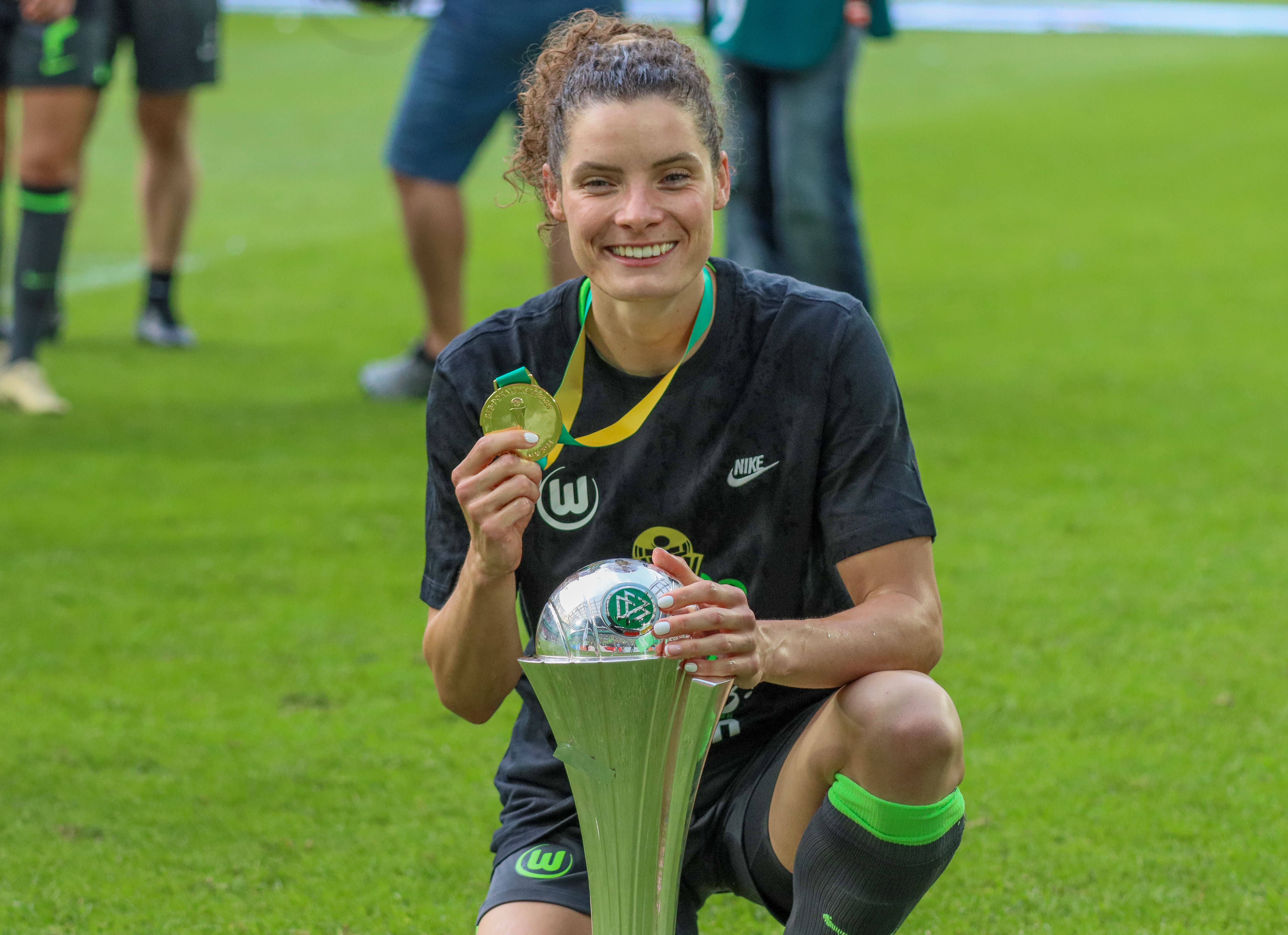 Dominique Janssen met de DFB Pokal