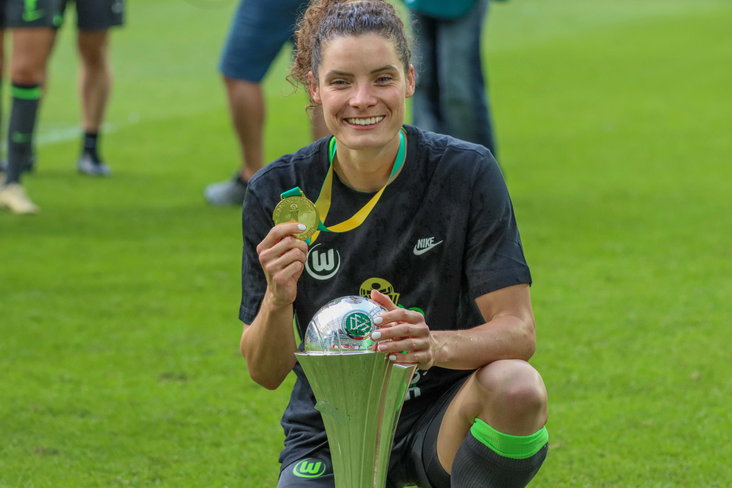 Dominique Janssen met de DFB Pokal