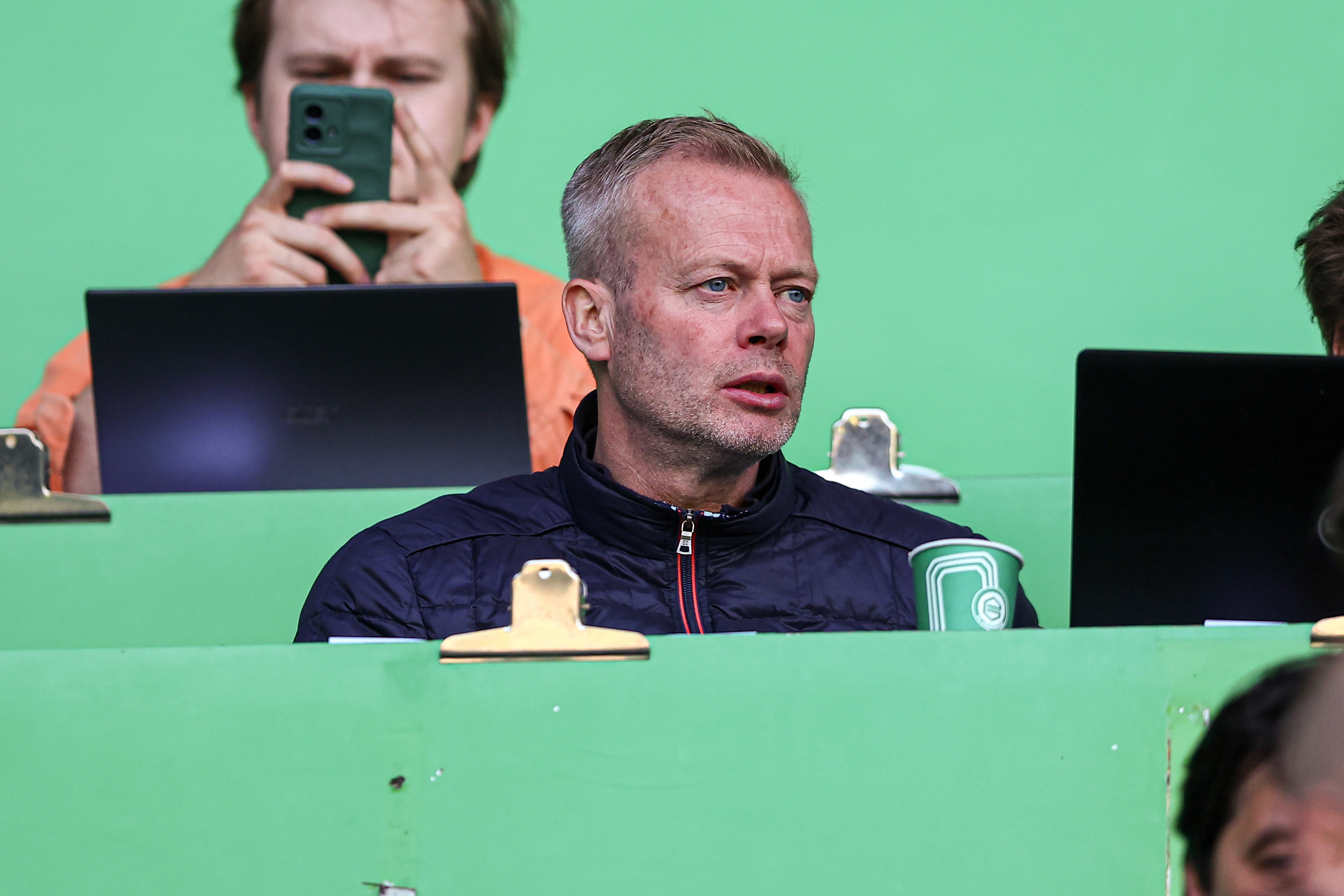 Tieme Klompe op de tribune in de Euroborg