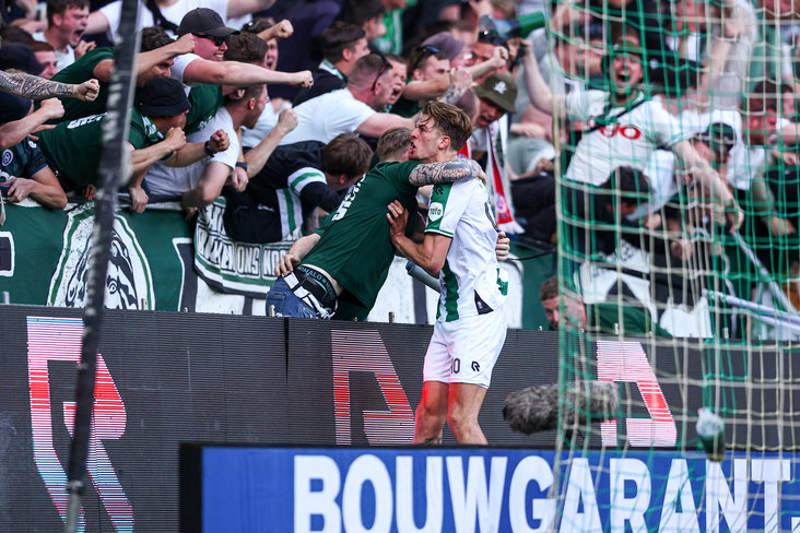 Luciano Valente viert feest met supporters