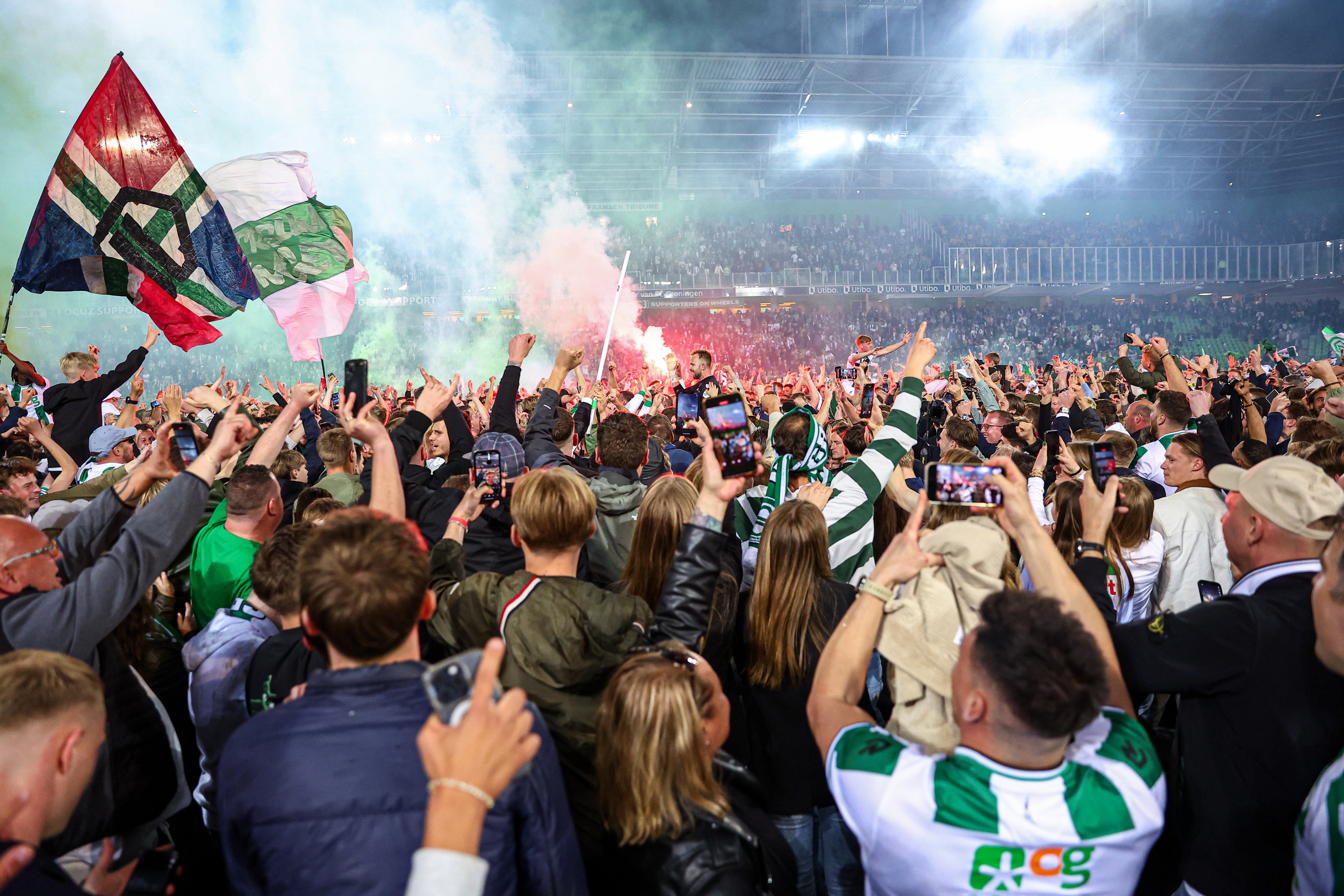 De supporters van FC Groningen tijdens de pitch invasion