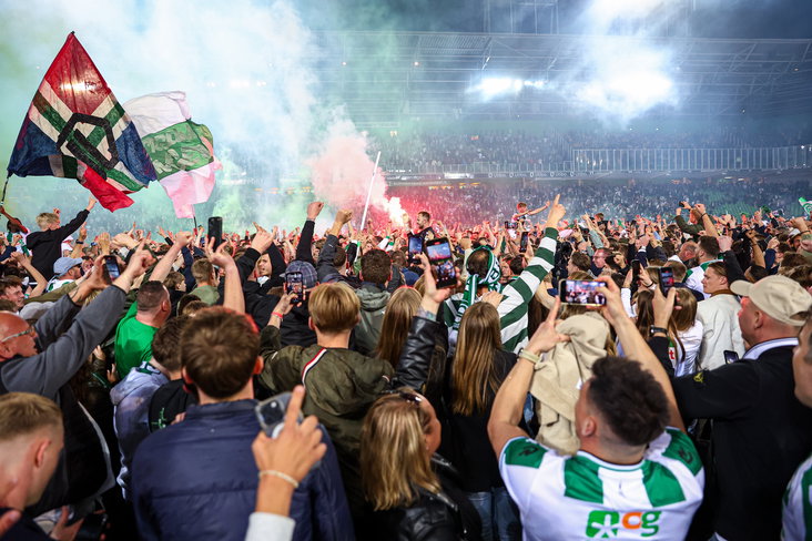 De supporters van FC Groningen tijdens de pitch invasion
