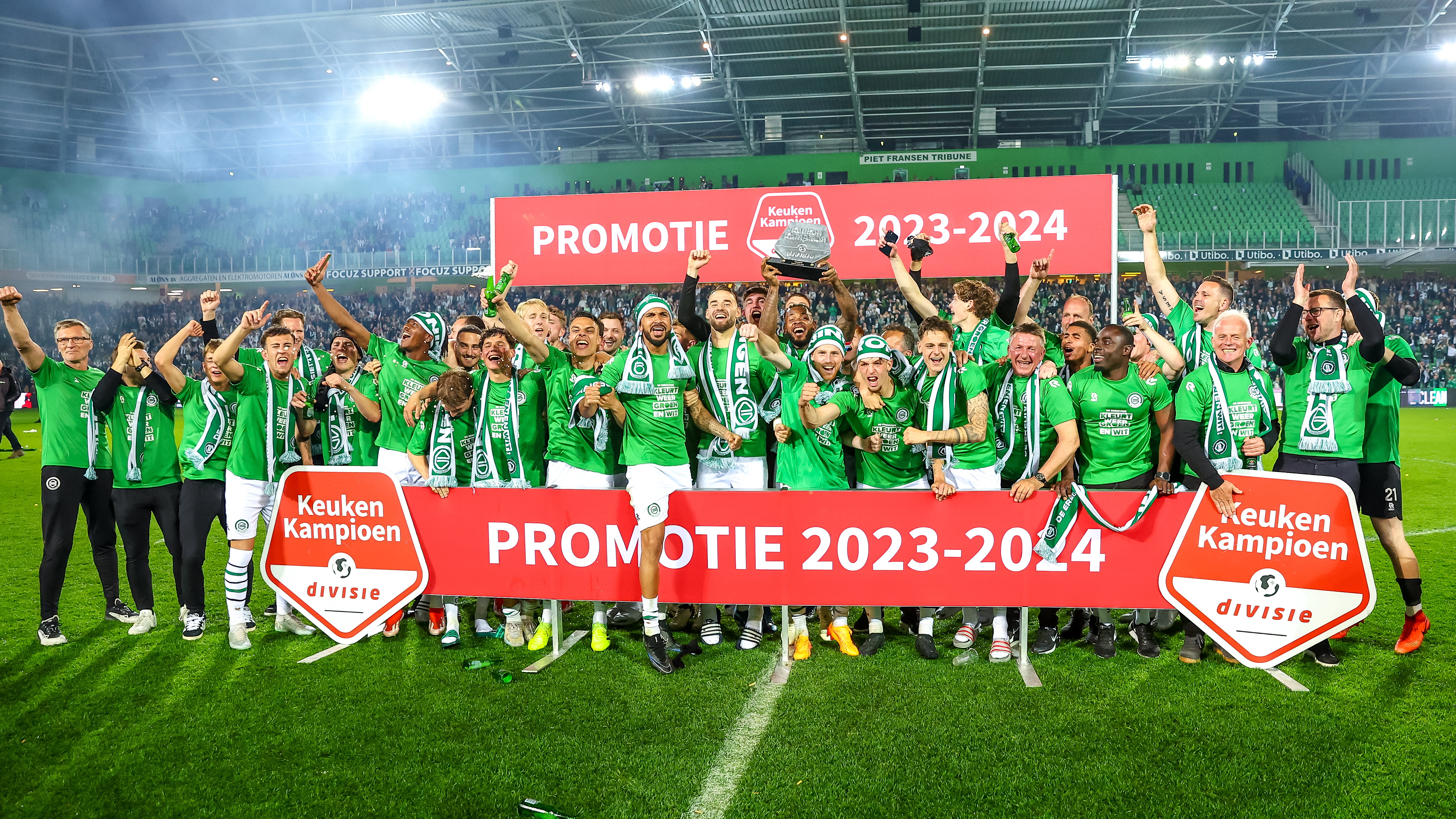 FC Groningen viert de promotie naar de Eredivisie