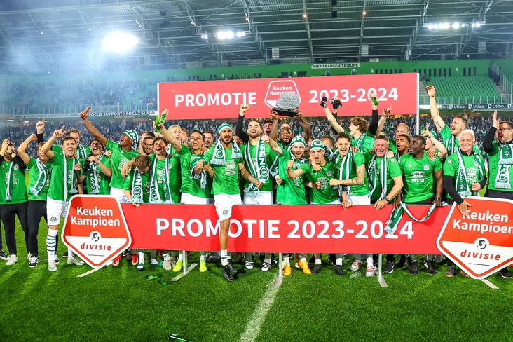 FC Groningen viert de promotie naar de Eredivisie