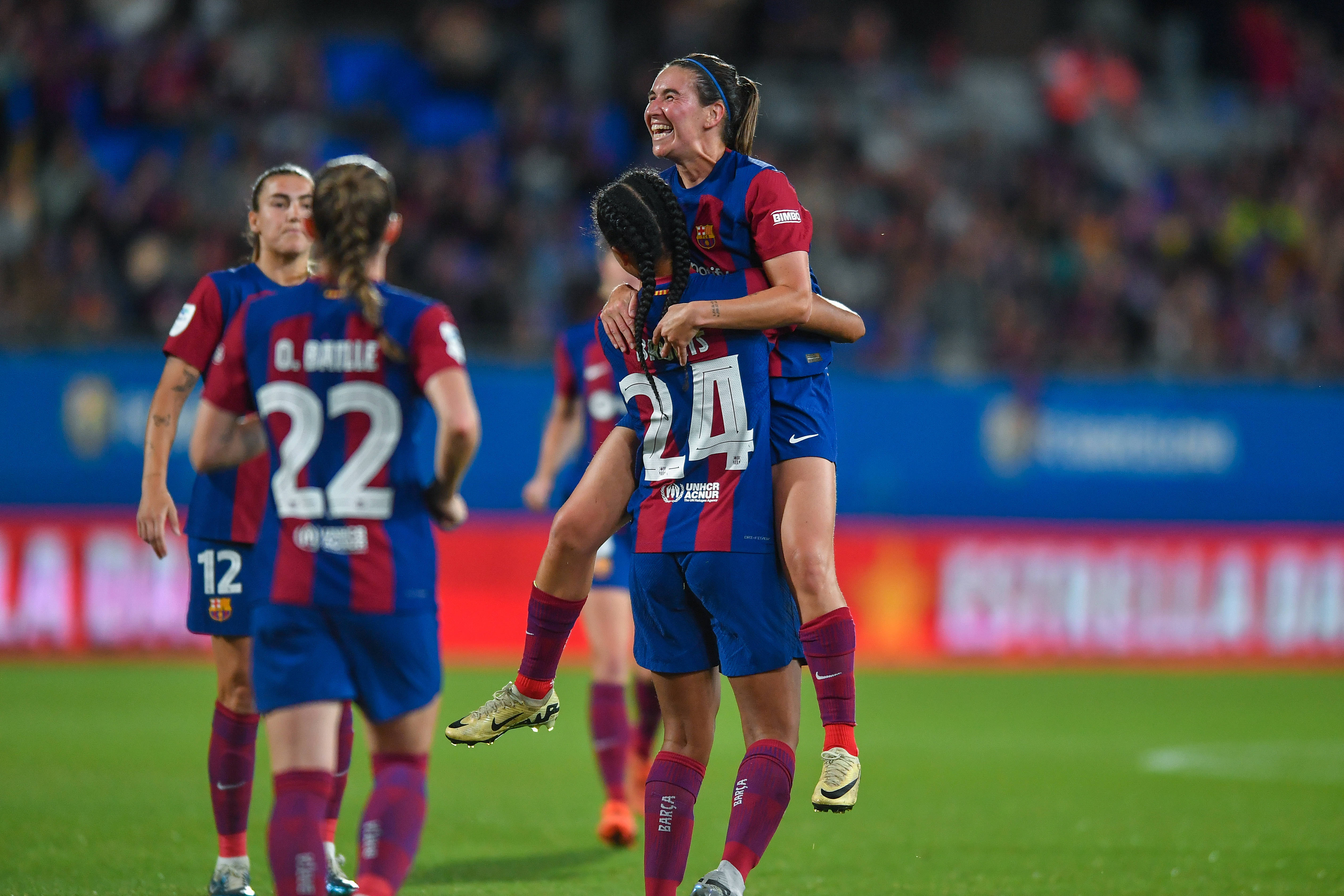 Esmee Brugts juicht met Mariona Caldentey bij FC Barcelona