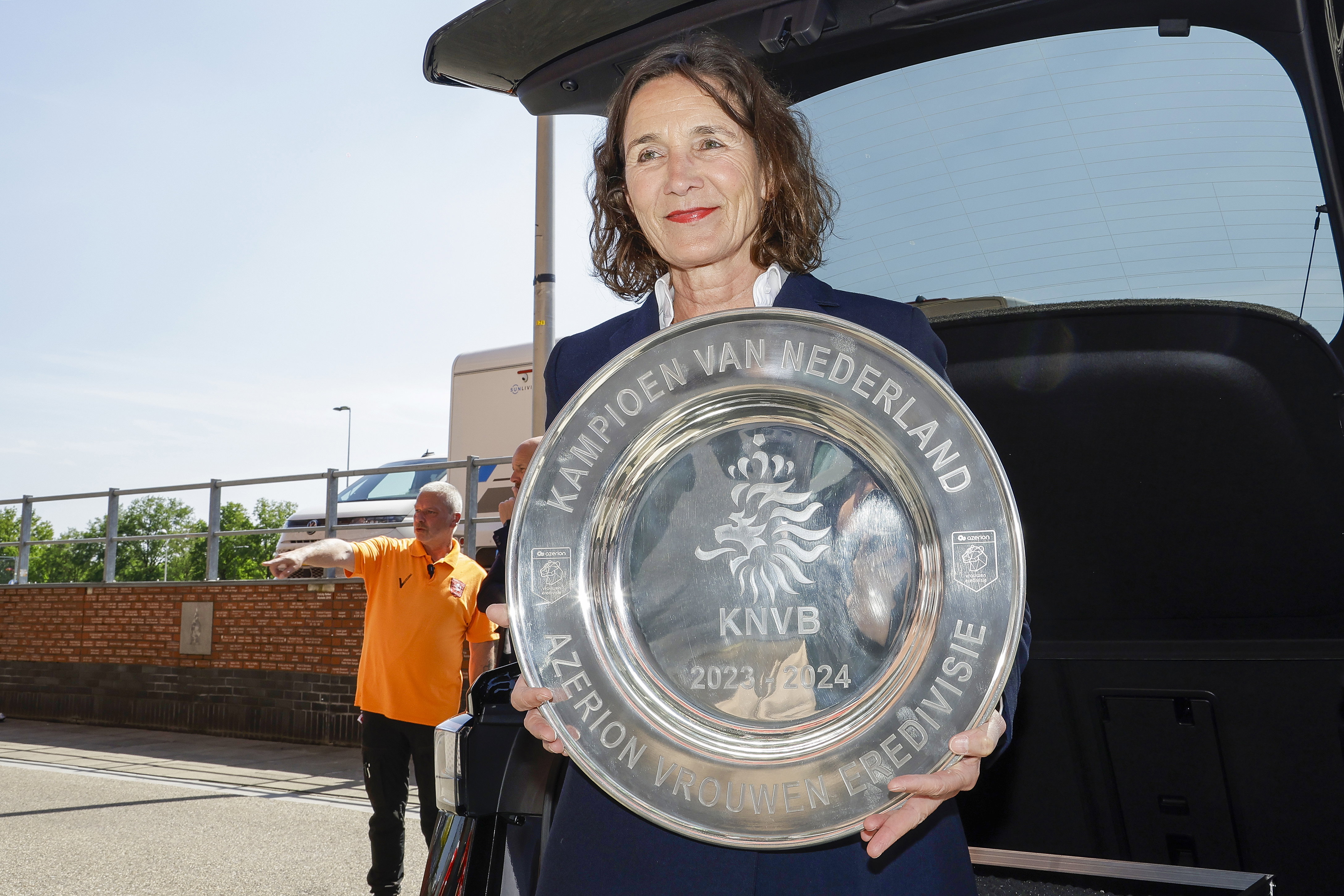 Marianne van Leeuwen met de kampioensschaal van de Azerion Vrouwen Eredivisie