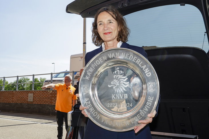 Marianne van Leeuwen met de kampioensschaal van de Azerion Vrouwen Eredivisie
