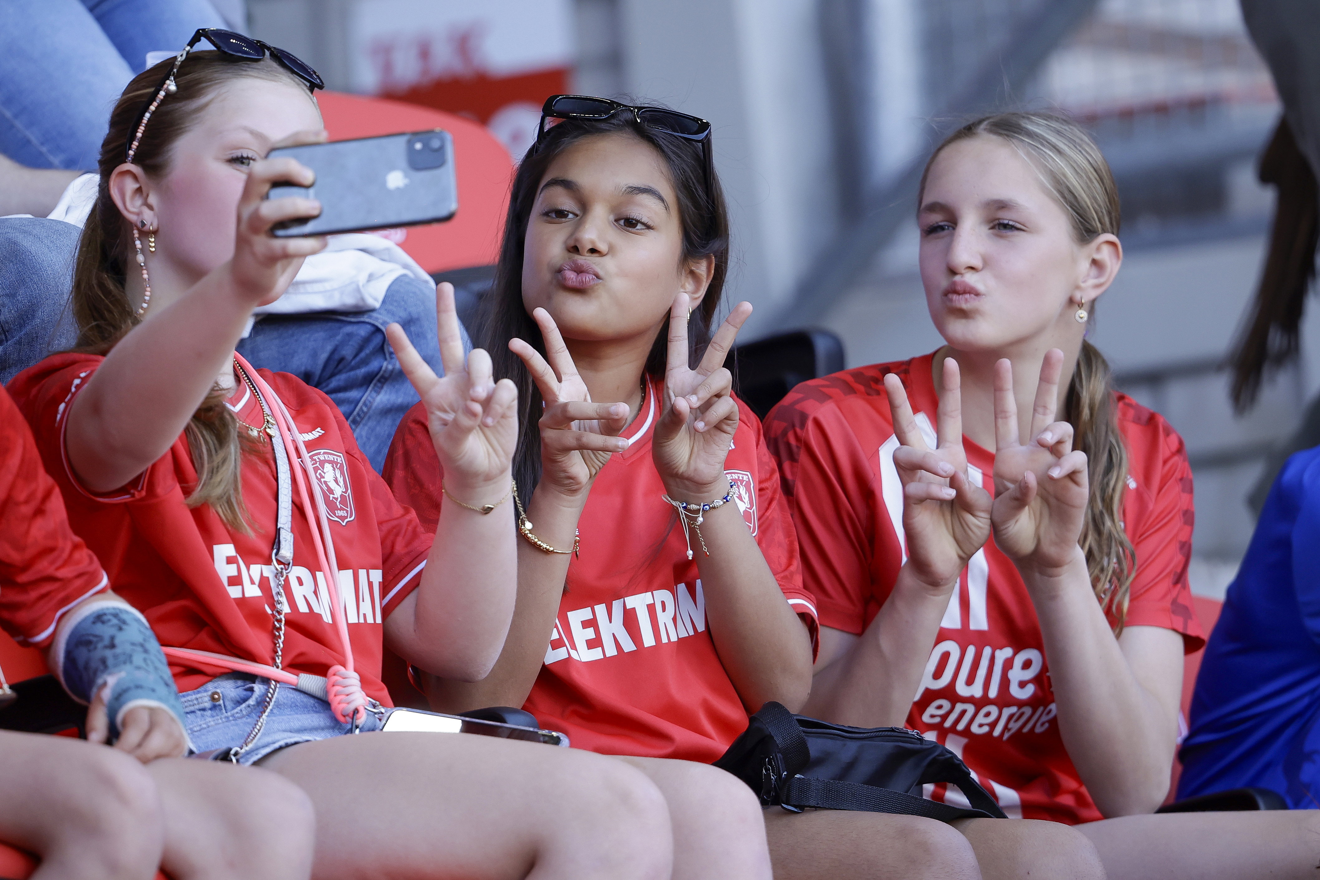 FC Twente-fans maken een selfie