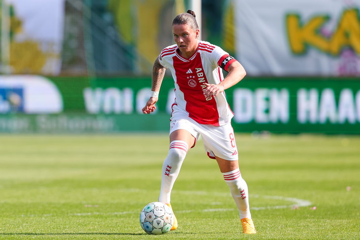 Sherida Spitse aan de bal namens Ajax