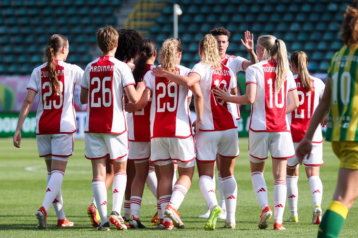 Ajax juicht na een doelpunt tegen ADO Den Haag