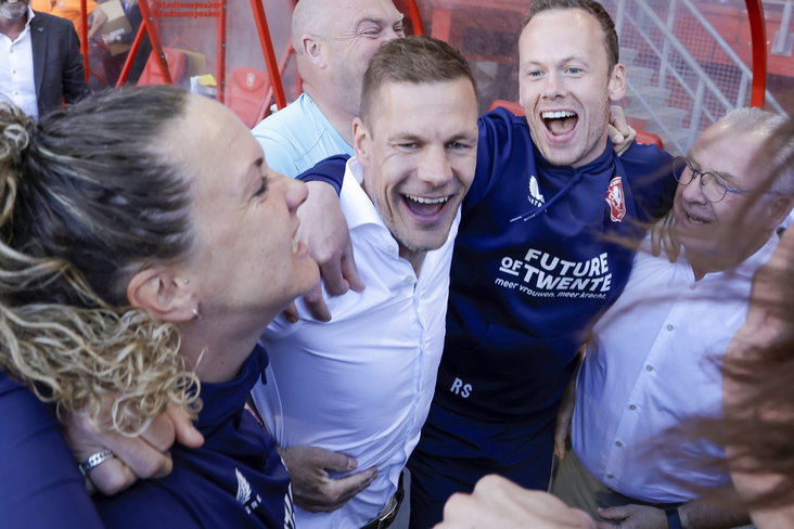 Joran Pot viert feest met zijn staf na het behalen van de titel
