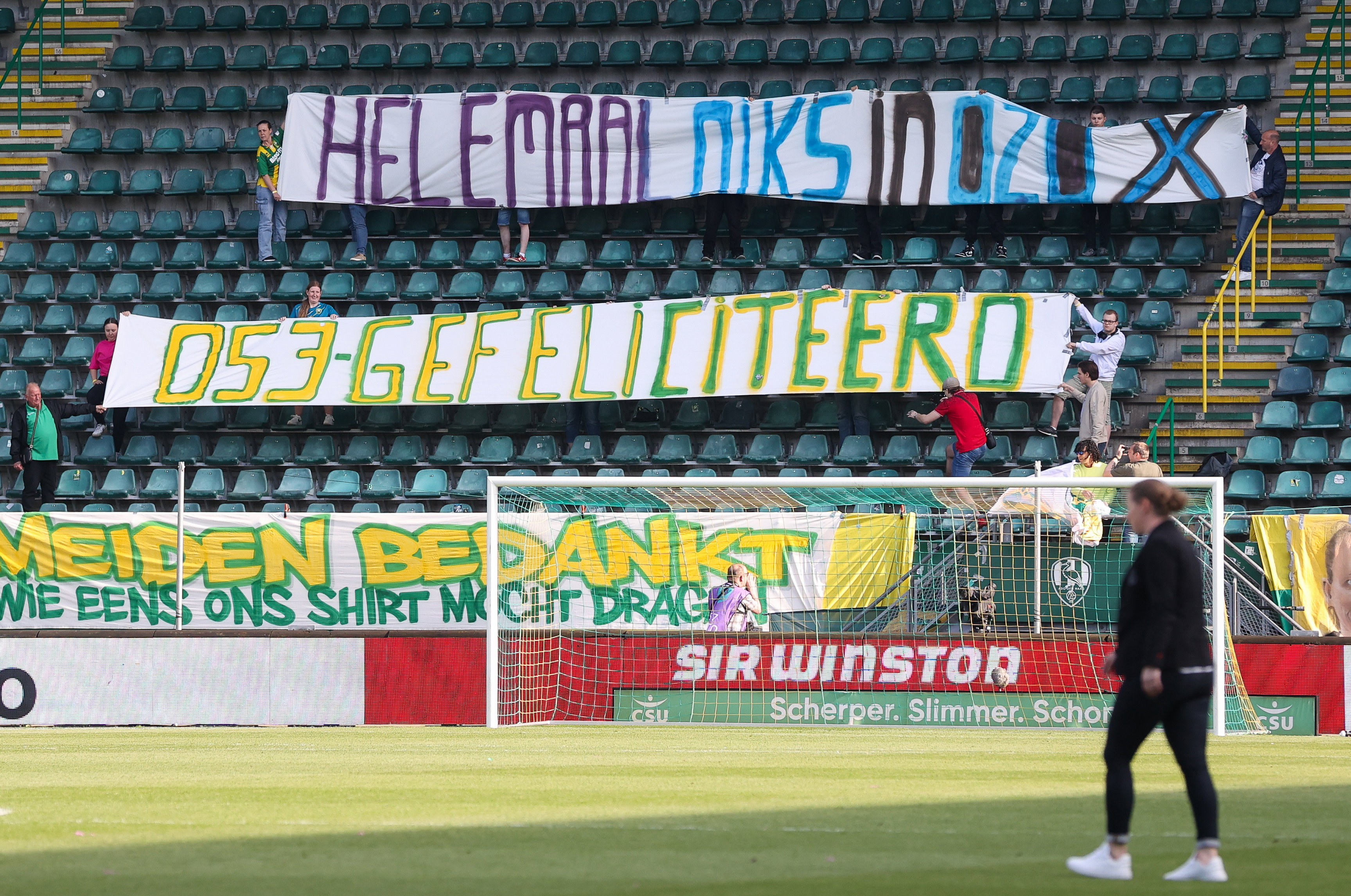 'Helemaal niks in 020, gefeliciteerd 053' op een spandoek bij ADO Den Haag - Ajax