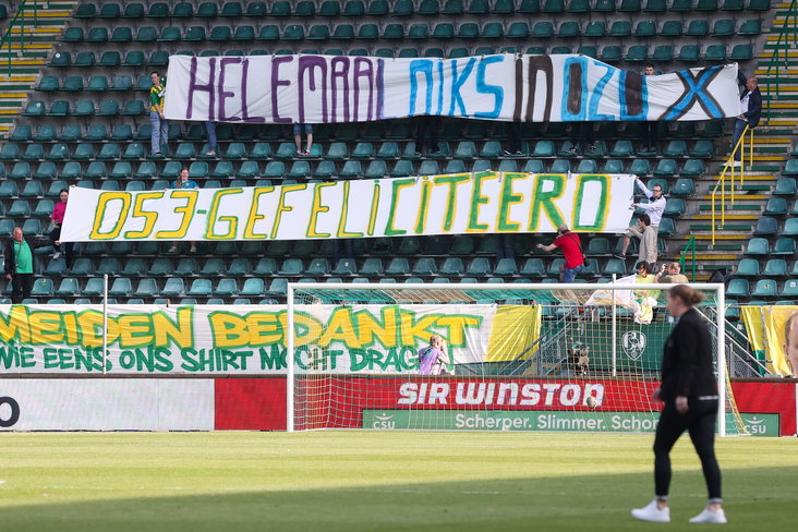 'Helemaal niks in 020, gefeliciteerd 053' op een spandoek bij ADO Den Haag - Ajax