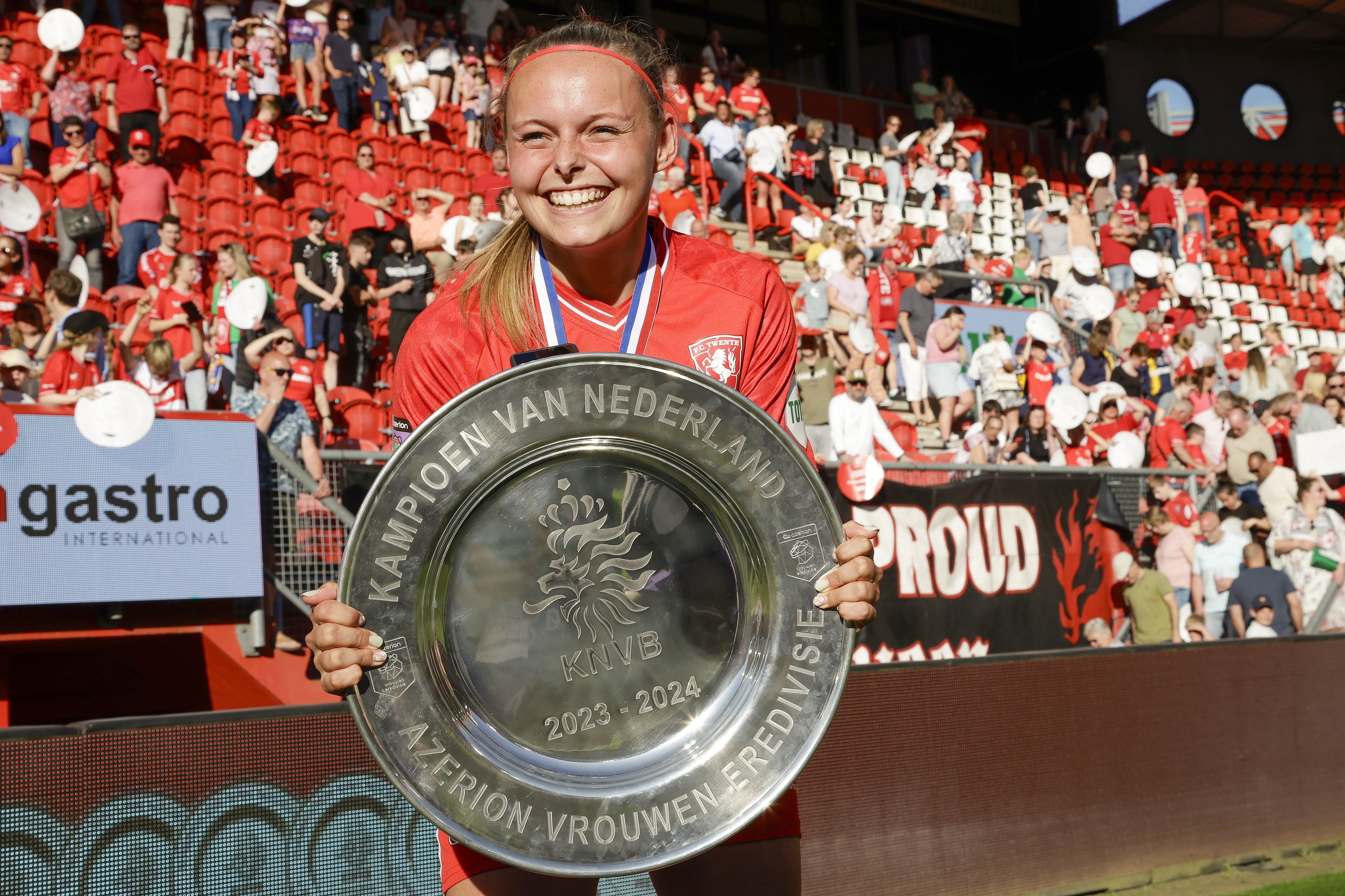 Jaimy Ravensbergen met de schaal