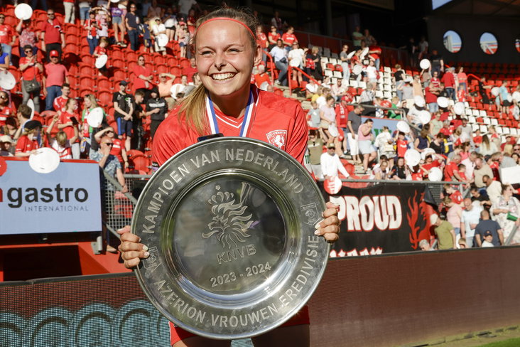 Jaimy Ravensbergen met de schaal