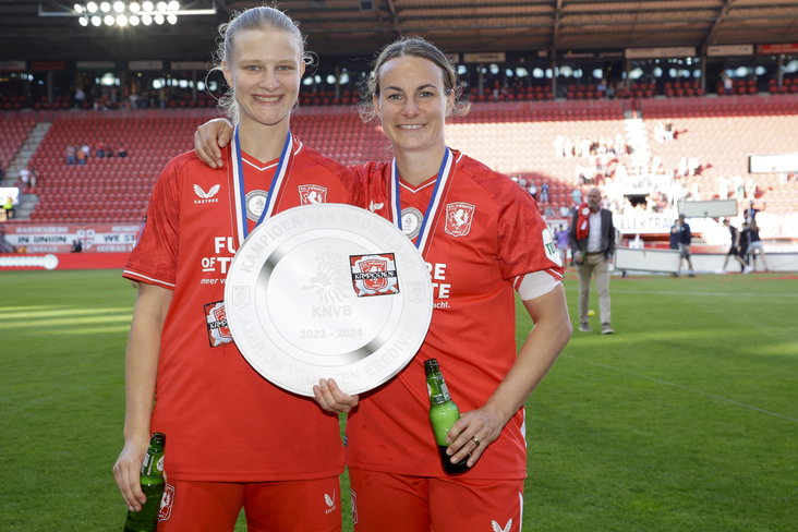 Anna-Lena Stolze en Renate Jansen met de schaal