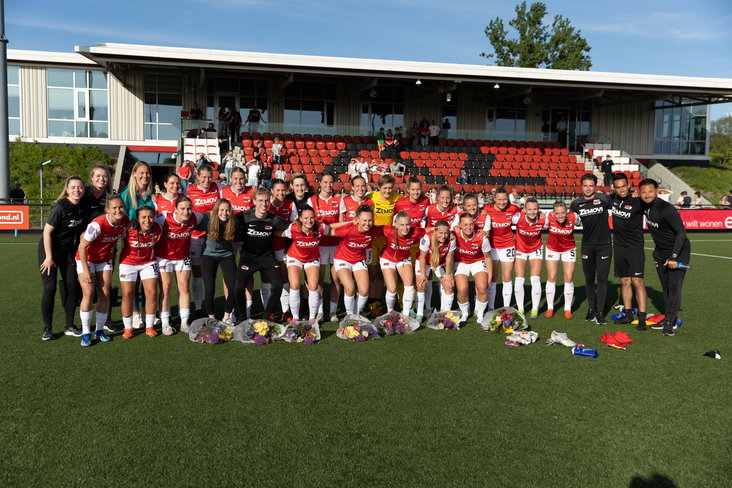 De speelsters en staf van AZ na de laatste wedstrijd van het seizoen