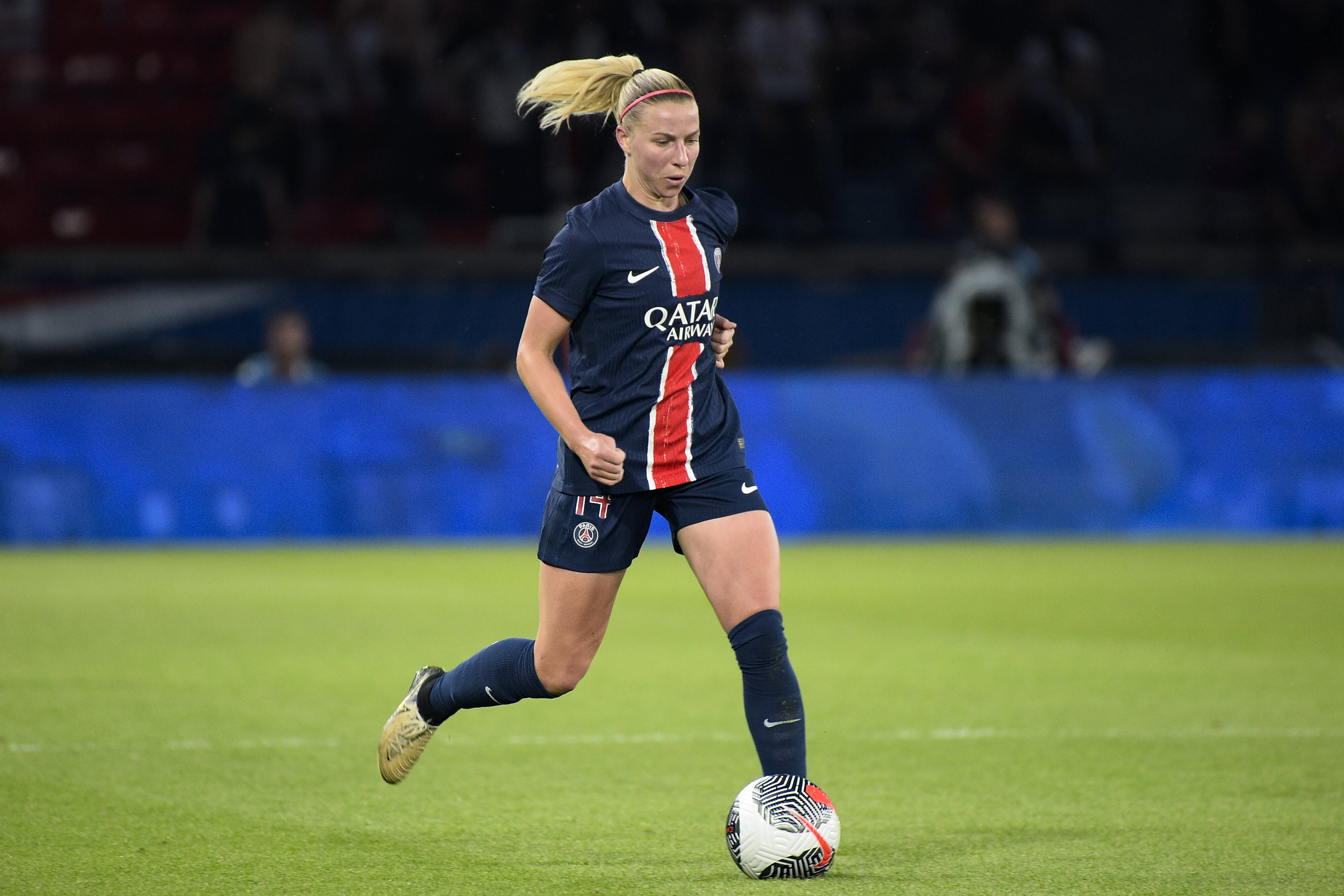 Jackie Groenen in het shirt van Paris Saint-Germain