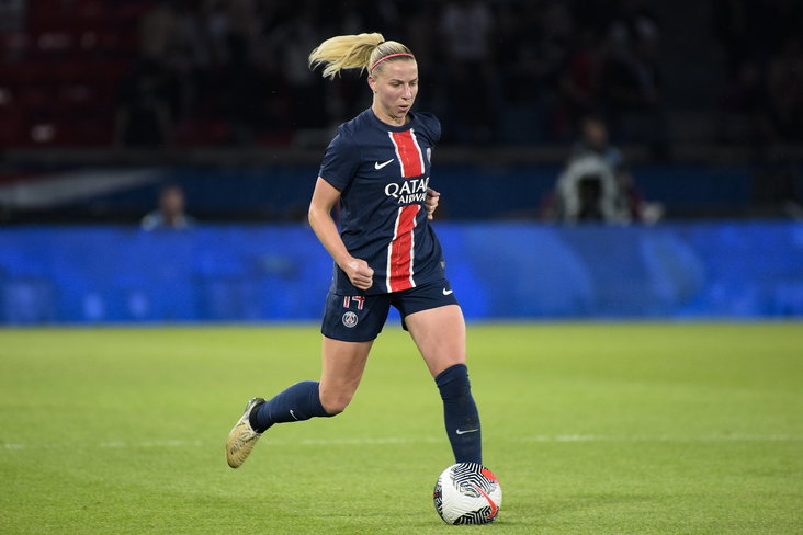 Jackie Groenen in het shirt van Paris Saint-Germain