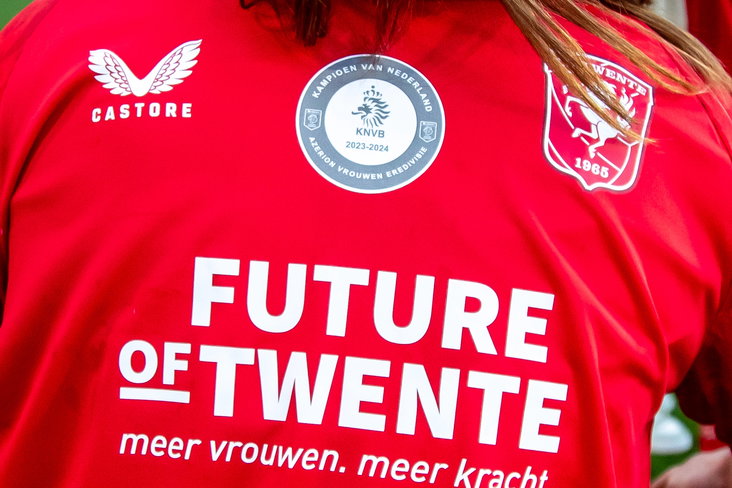 Het shirt van FC Twente, met kampioensembleem