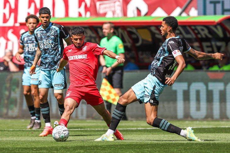 Xavier Mbuyamba in duel met Naci Ünüvar