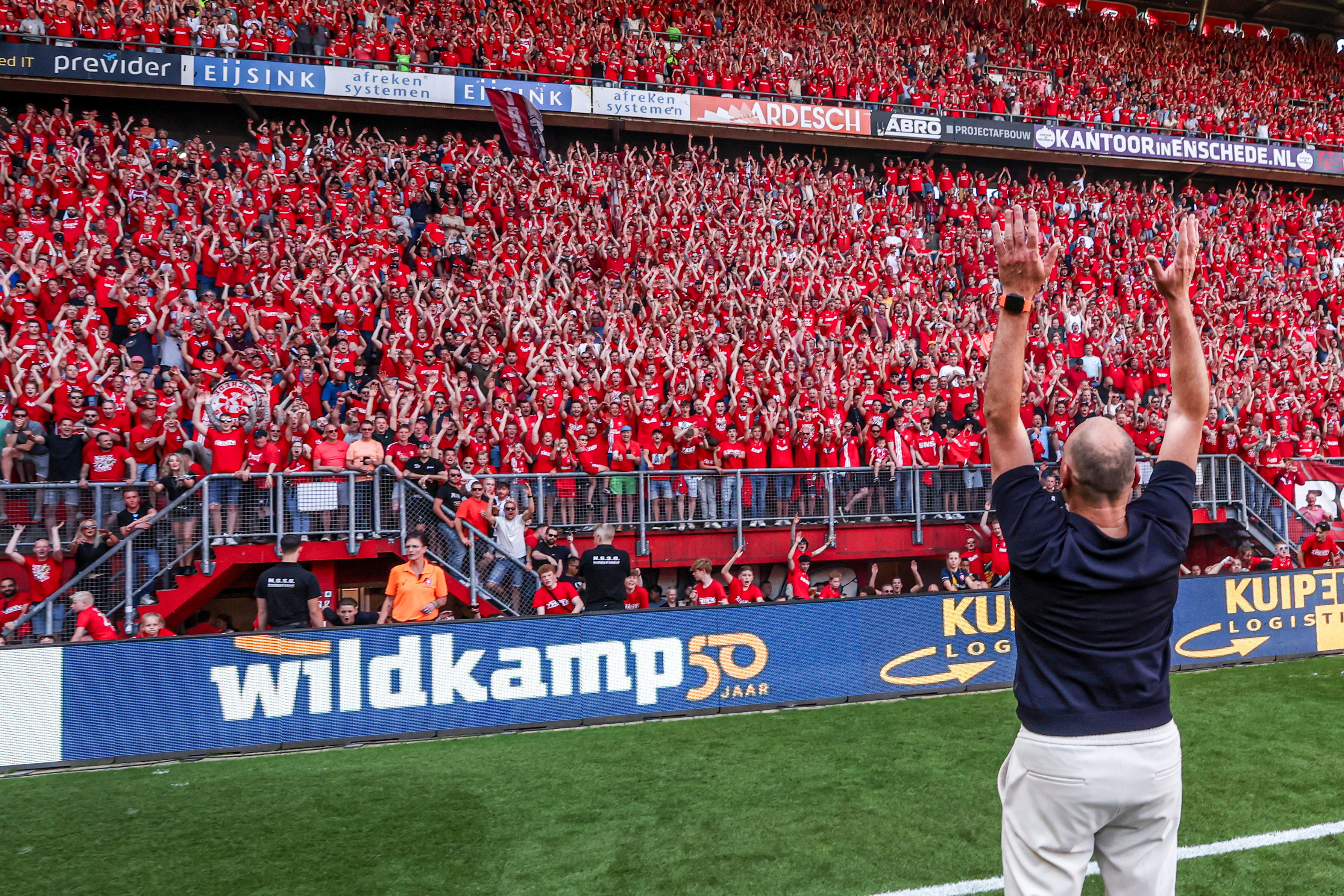 Joseph Oosting bedankt de fans van FC Twente