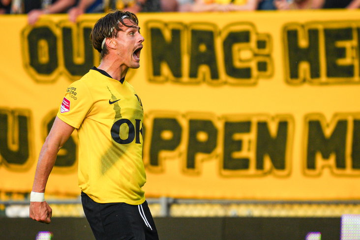 Sigurd Haugen juicht na een goal voor NAC