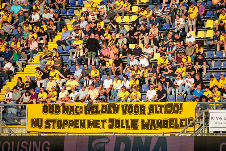 Een spandoek tegen het beleid van NAC