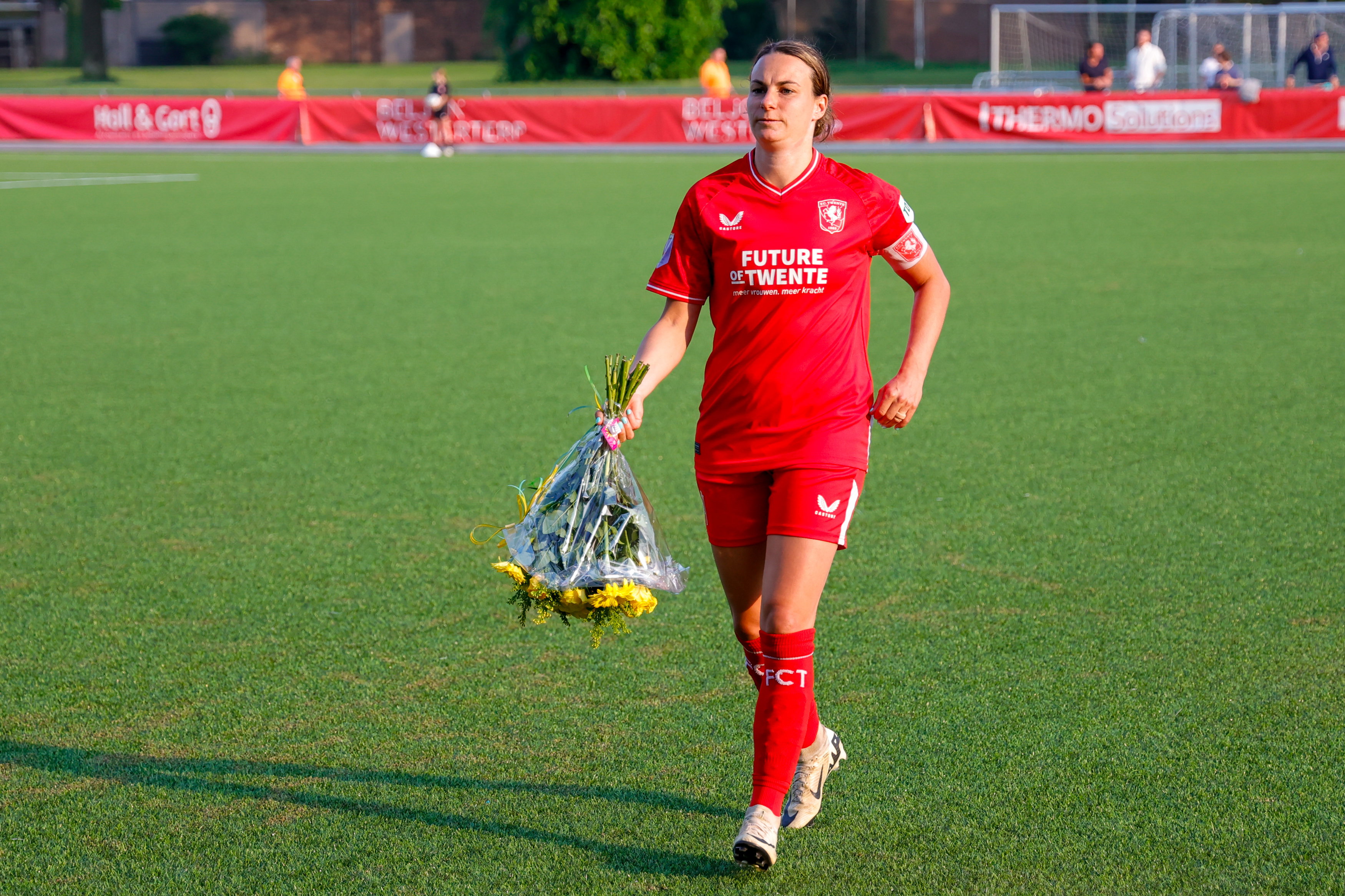 Renate Jansen met de bos bloemen van Fortuna Sittard